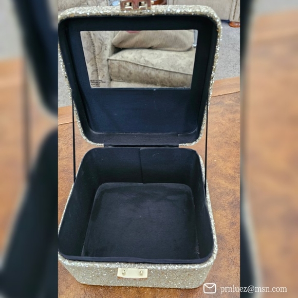 Victoria's Secret Gold Glitter Makeup Train Case - Picture 5 of 8